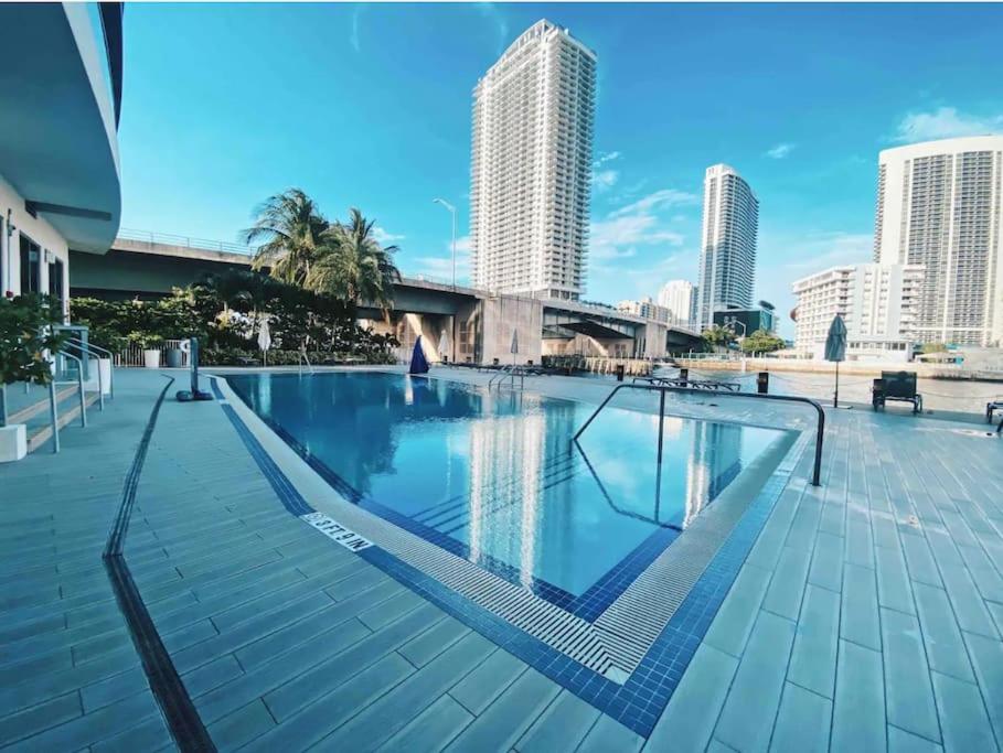Water View Building With Pool - 5-Min Walk To The Beach Hallandale Beach Exterior photo